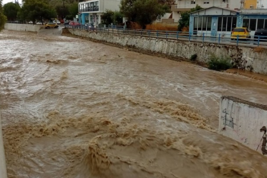Το κεντρικό ποτάμι στον Αρχάγγελο κατά την κακοκαιρία